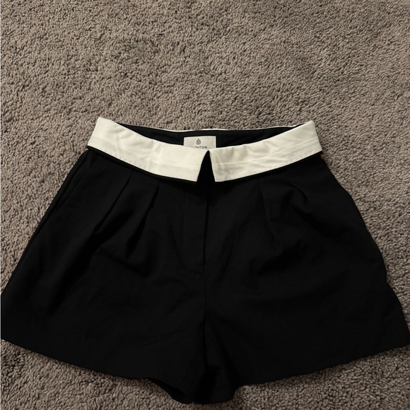 Aritzia Babaton Bureau Shorts - Picture 1 of 6